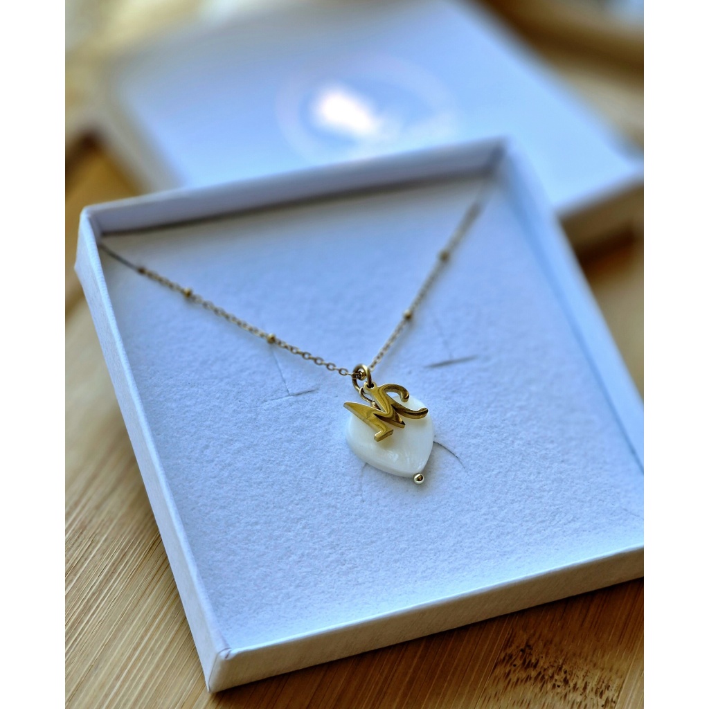 Naszyjnik masa perłowa literka