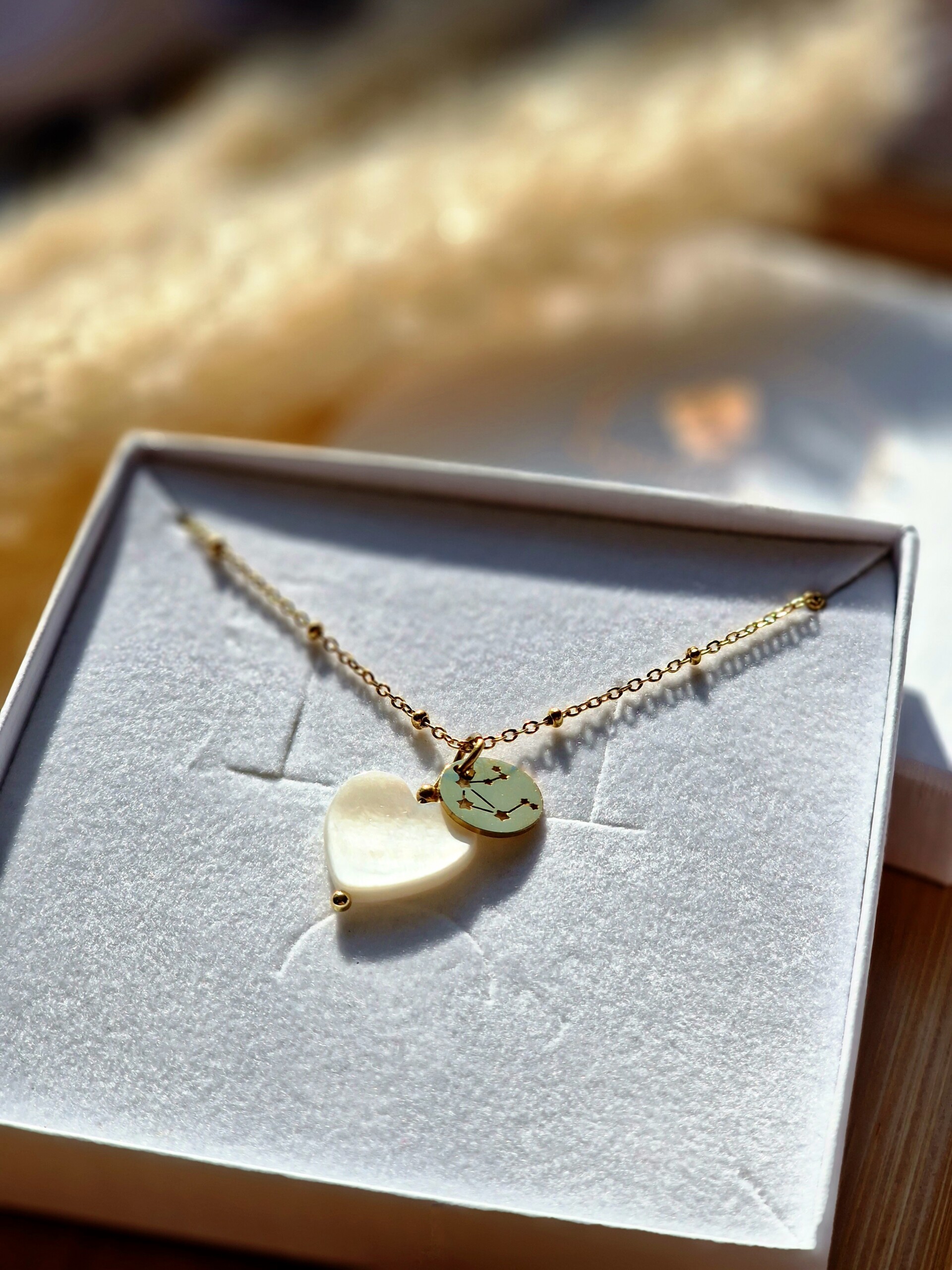 Naszyjnik Masa perłowa serce ze znakiem zodiaku konstelacja