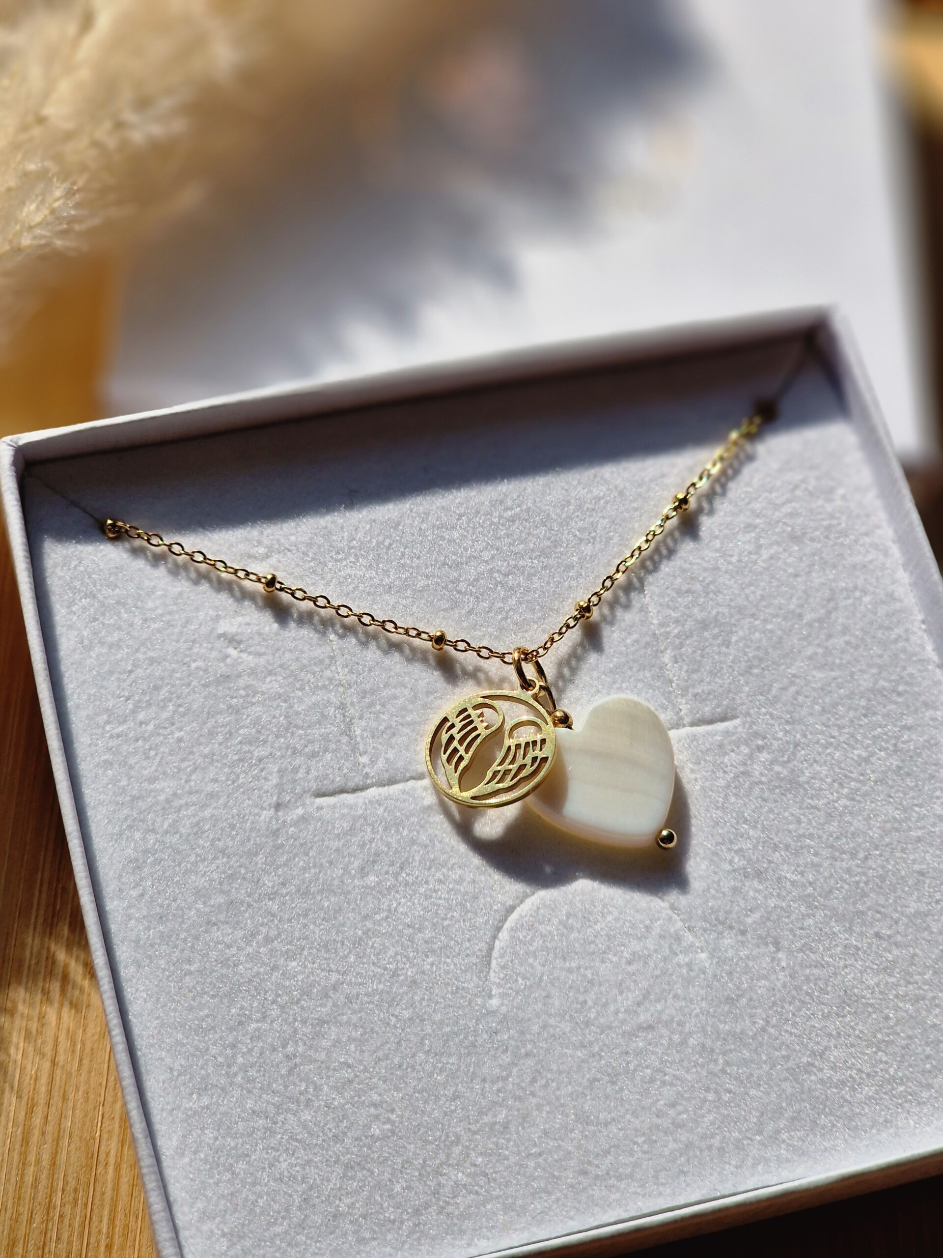 Naszyjnik Masa perłowa serce skrzydła