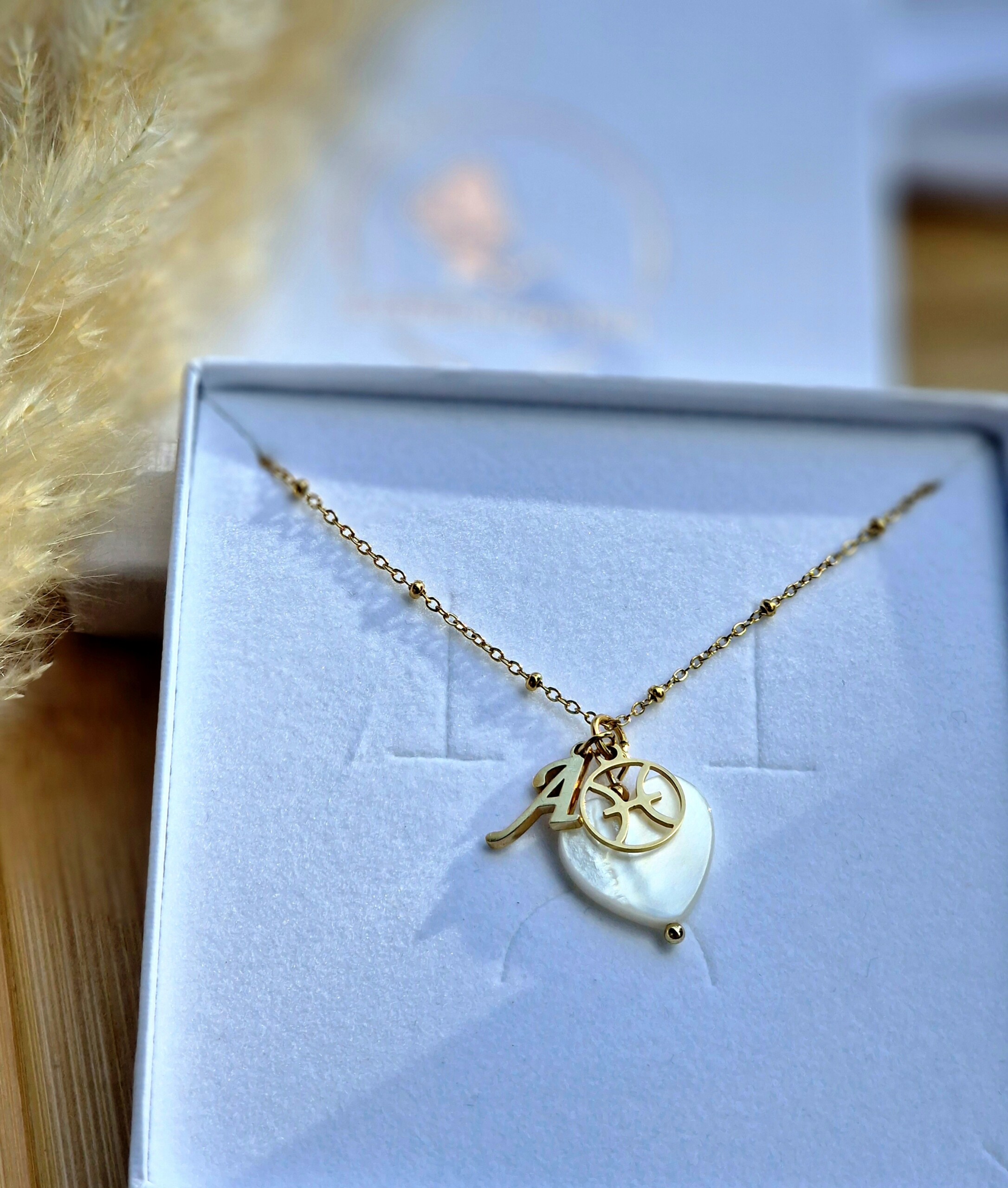 Naszyjnik Masa perłowa serce ze znakiem zodiaku i literką Strefa okazji - obrazek 4