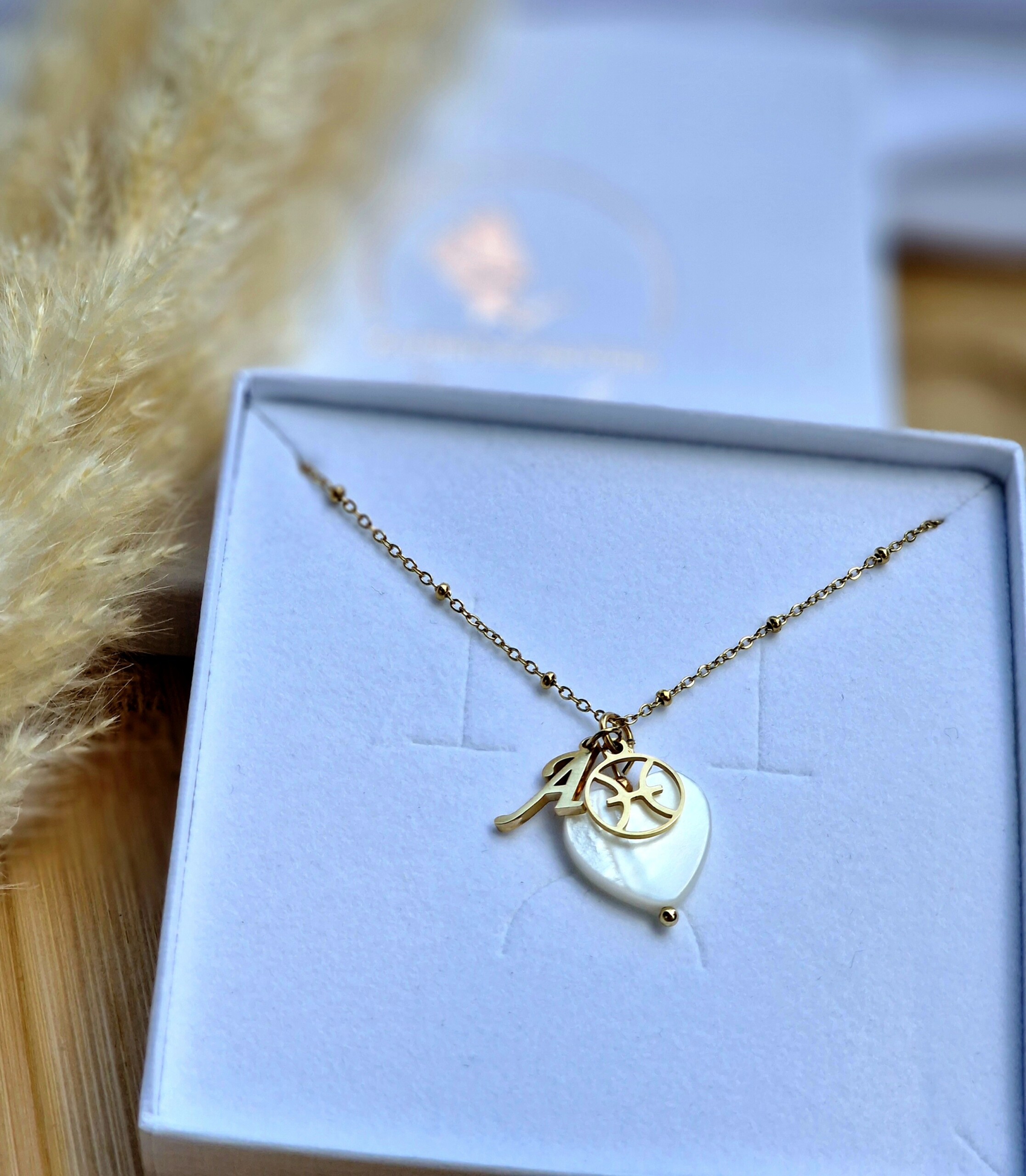 Naszyjnik Masa perłowa ze znakiem zodiaku i literką