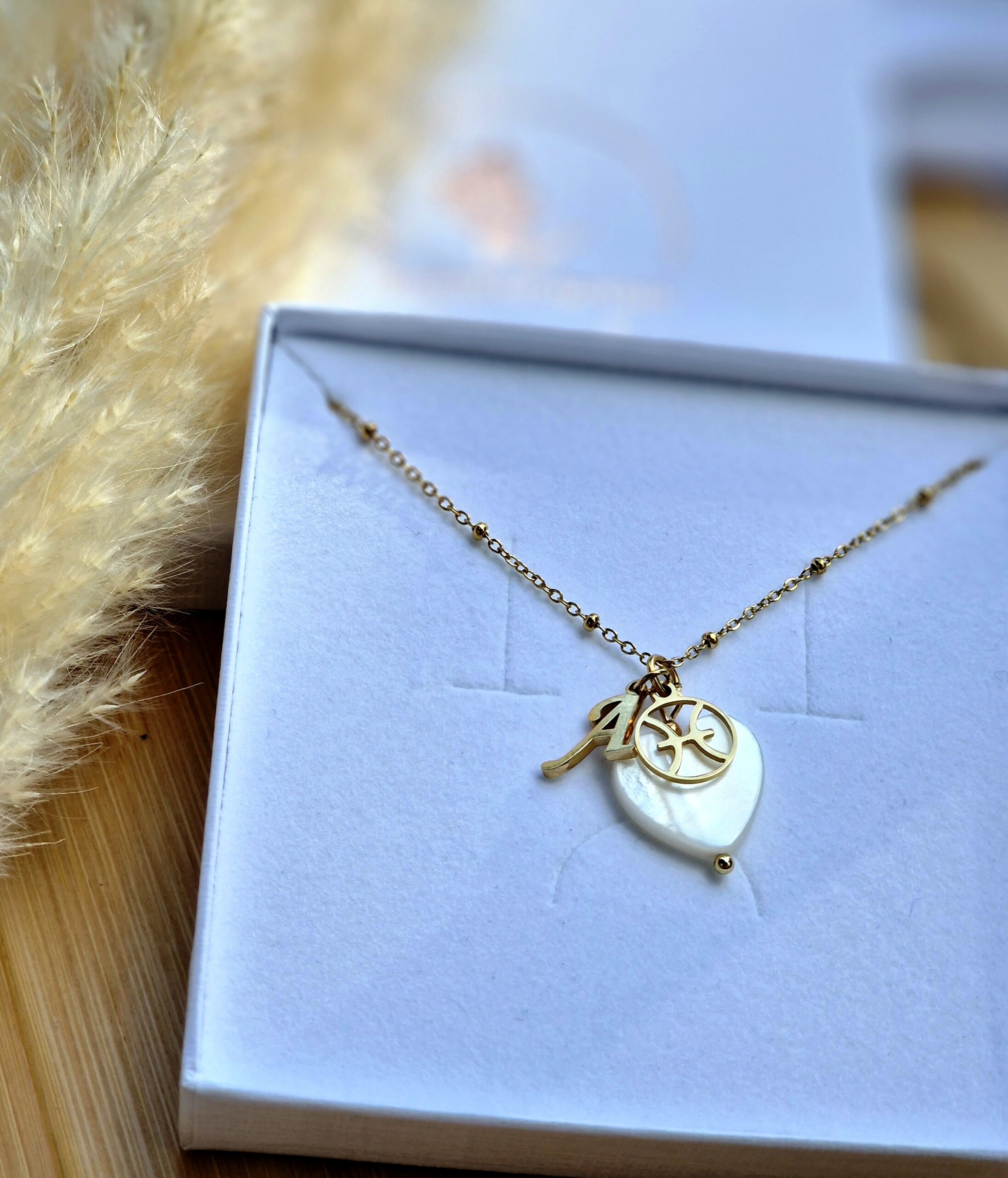 Naszyjnik Masa perłowa serce ze znakiem zodiaku i literką Strefa okazji - obrazek 3