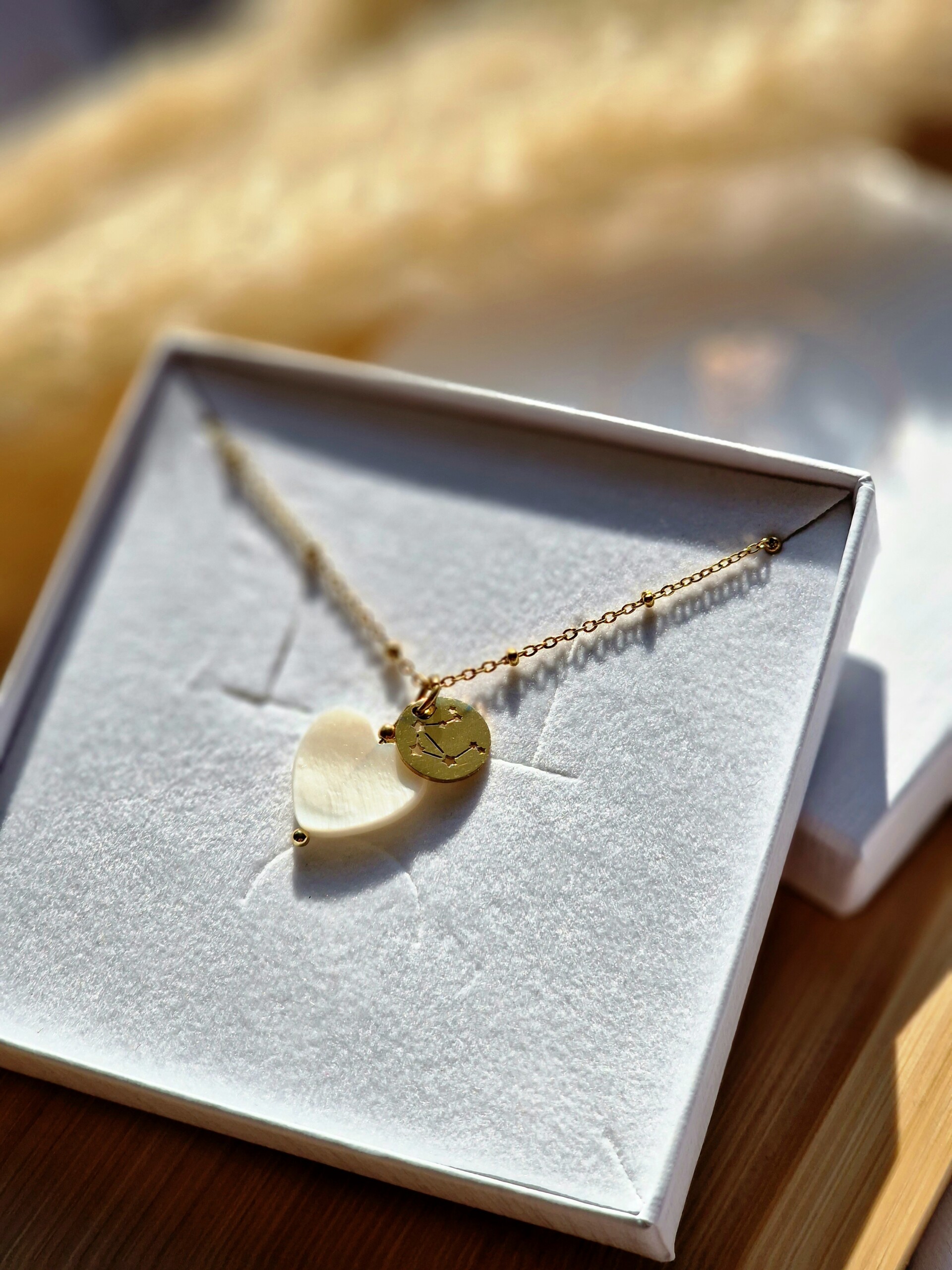 Naszyjnik Masa perłowa serce ze znakiem zodiaku konstelacja