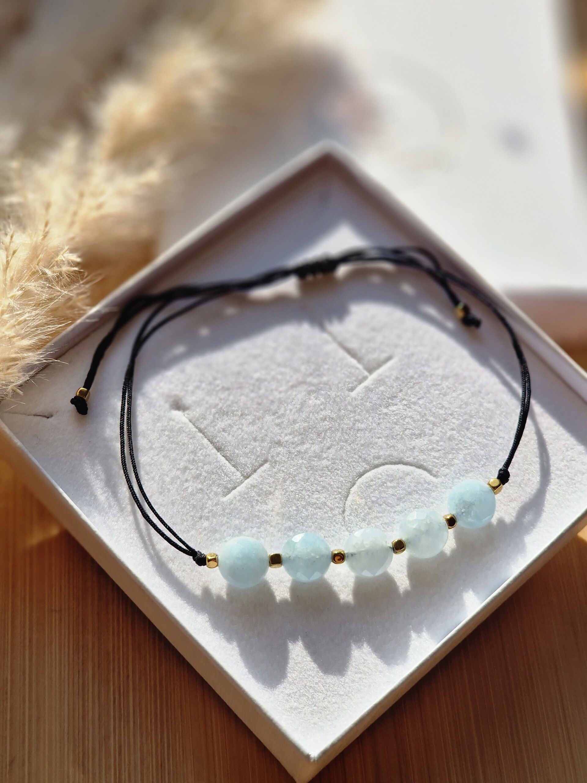 Bransoletka na sznurku Akwamaryn