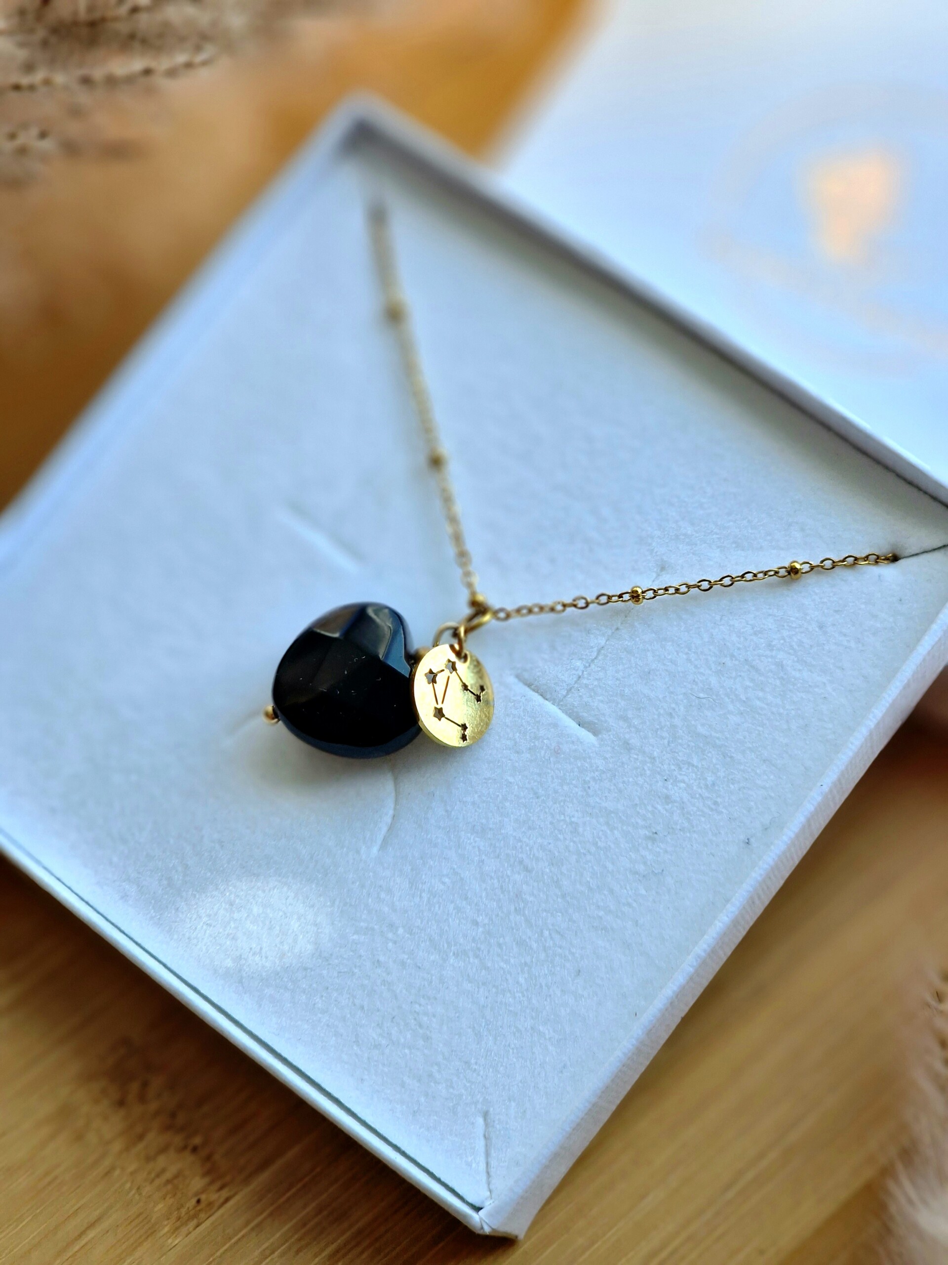 Naszyjnik Onyks serce z ze znakiem zodiaku konstelacja