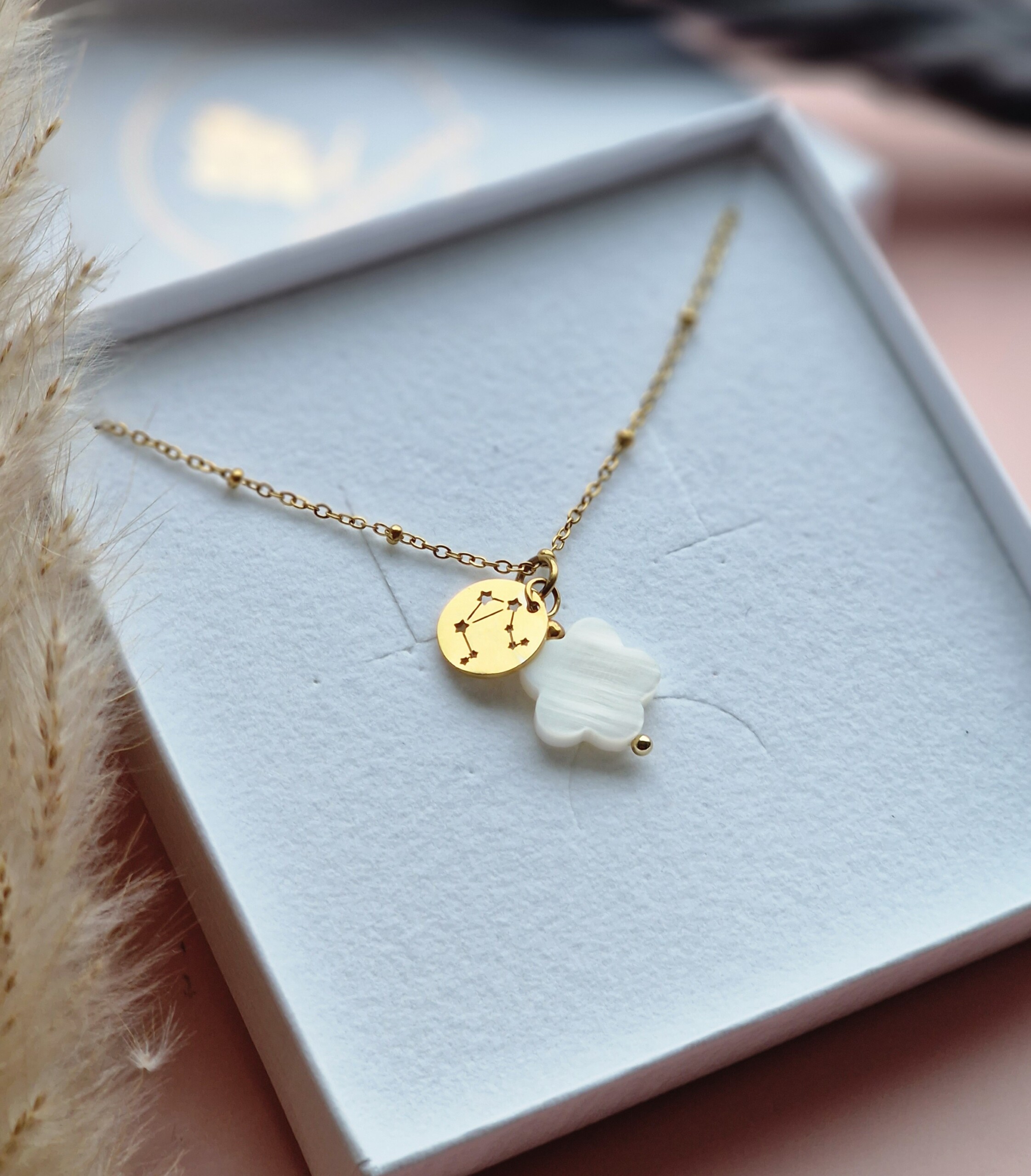 Naszyjnik Masa perłowa koniczynka ze znakiem zodiaku konstelacja