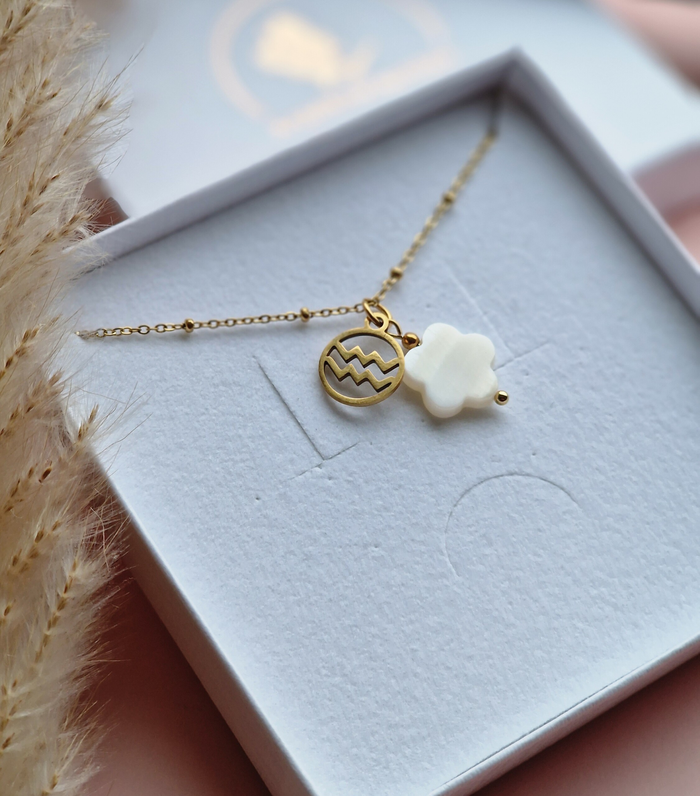 Naszyjnik Masa perłowa koniczynka ze znakiem zodiaku