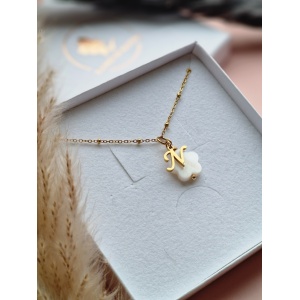 Naszyjnik Masa perłowa koniczynka z literką