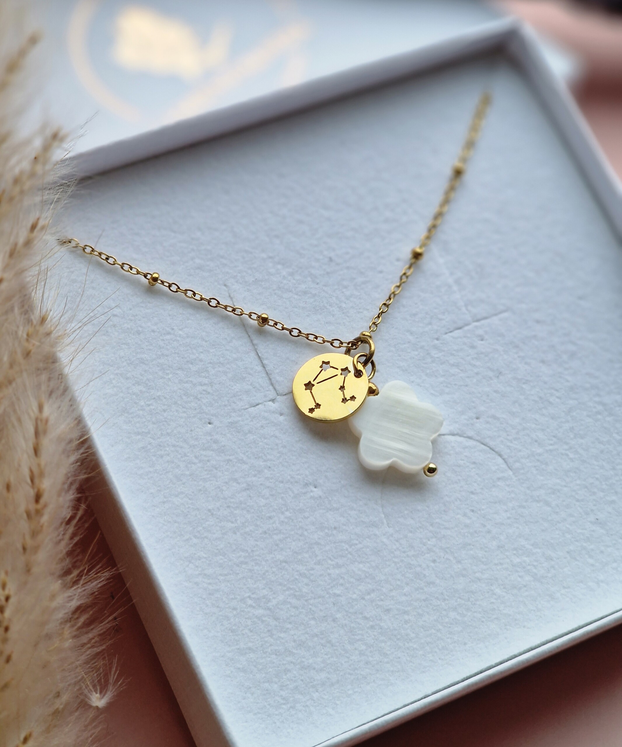 Naszyjnik Masa perłowa koniczynka ze znakiem zodiaku konstelacja - obrazek 2