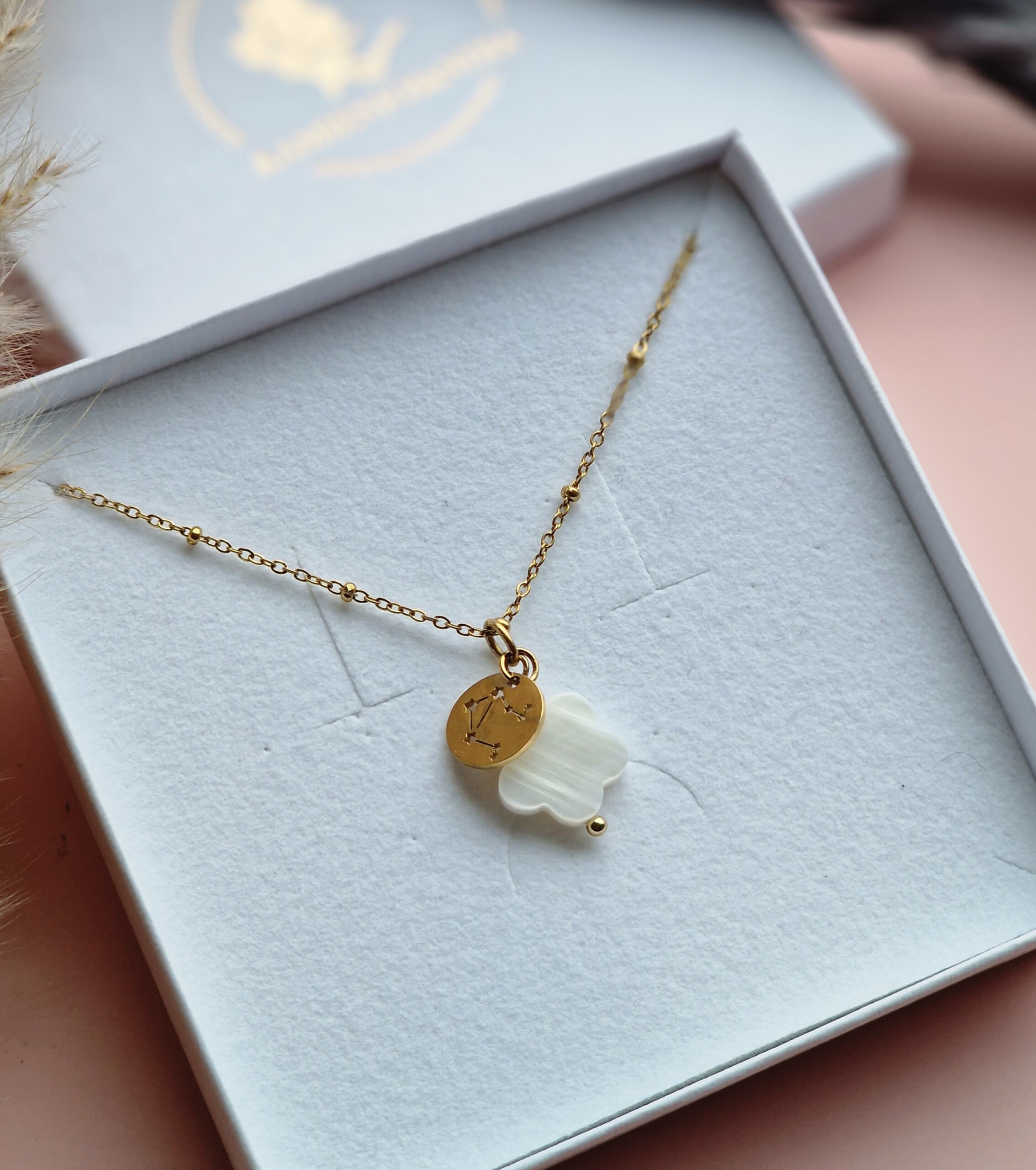 Naszyjnik Masa perłowa koniczynka ze znakiem zodiaku konstelacja - obrazek 3