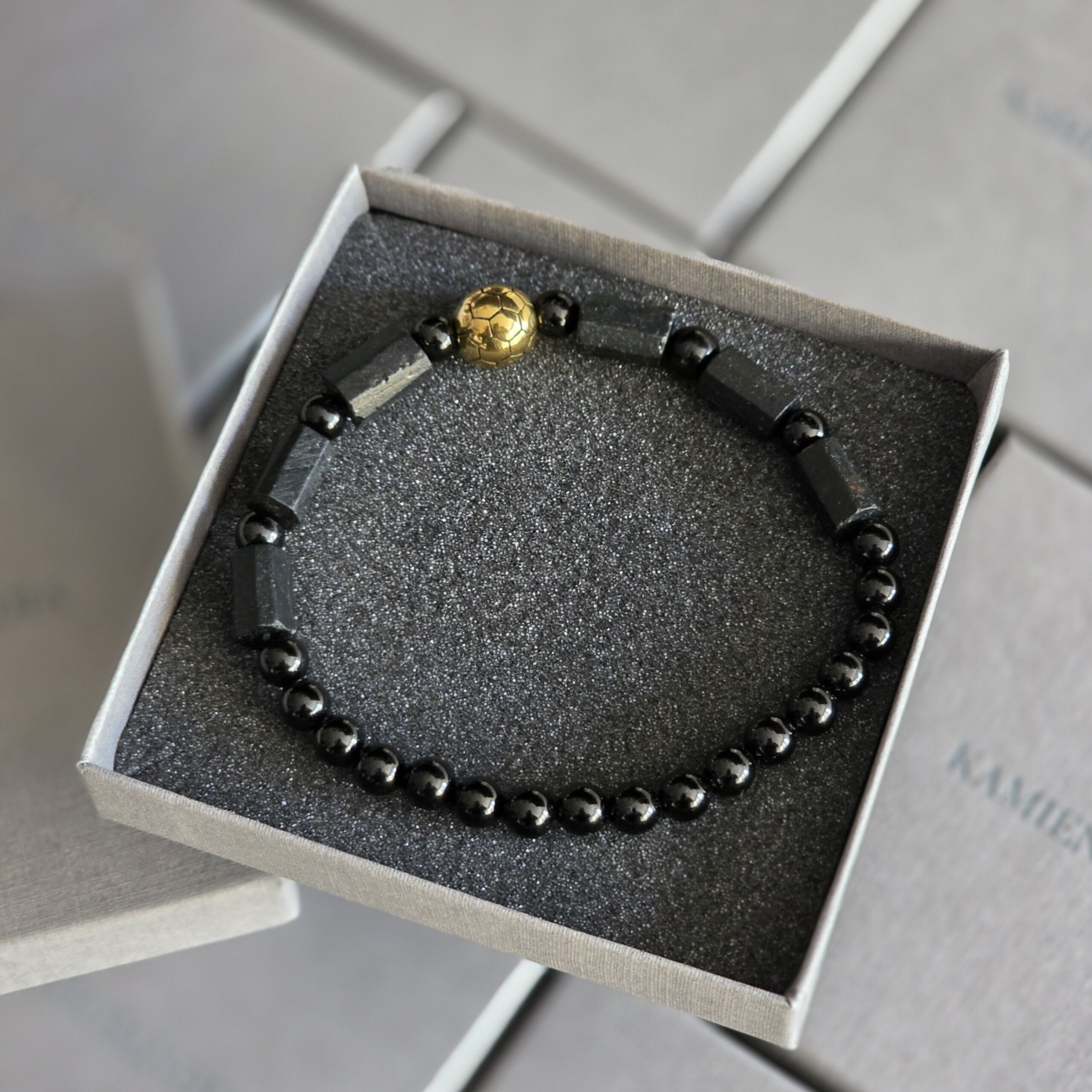 Bransoletka męska soccer Turmalin, piłka w kolorze złotym ze stali szlachetnej