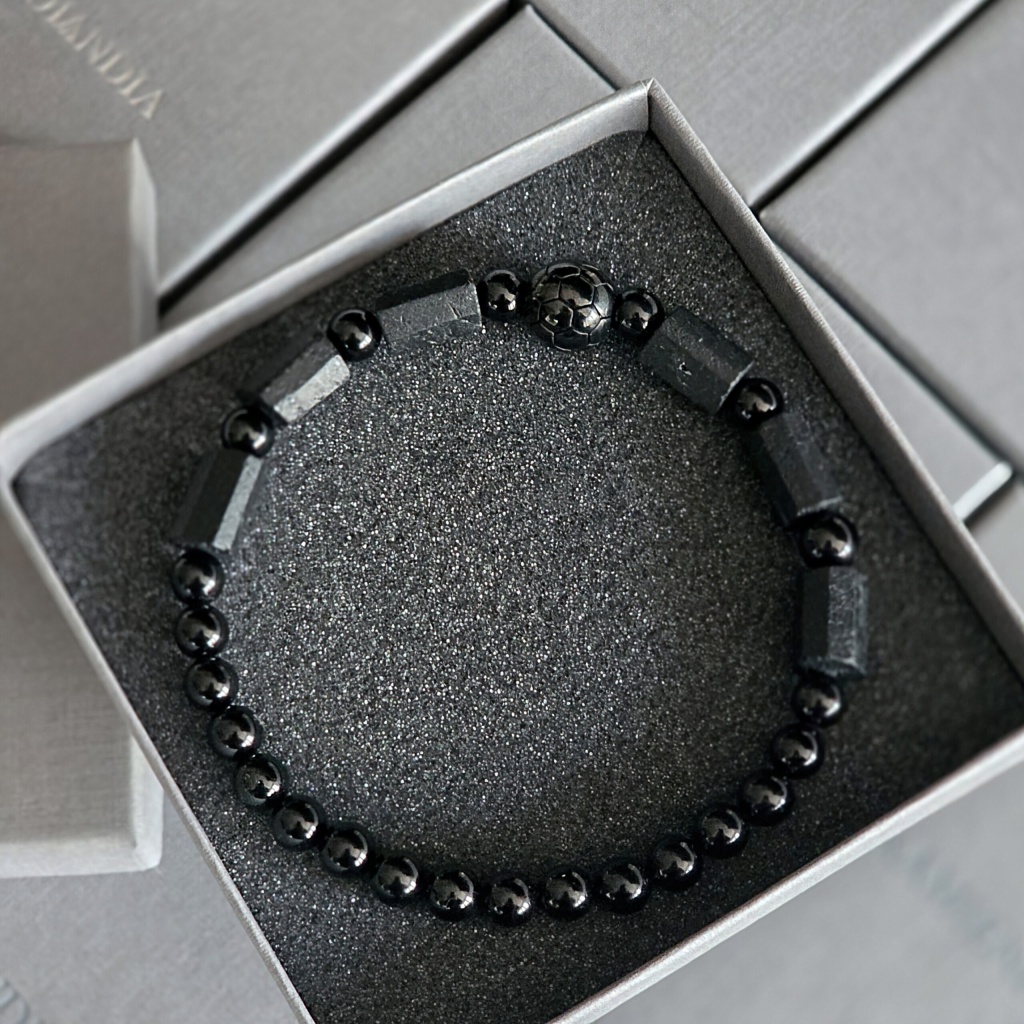 Bransoletka męska soccer Turmalin, piłka w kolorze czarnym ze stali szlachetnej.